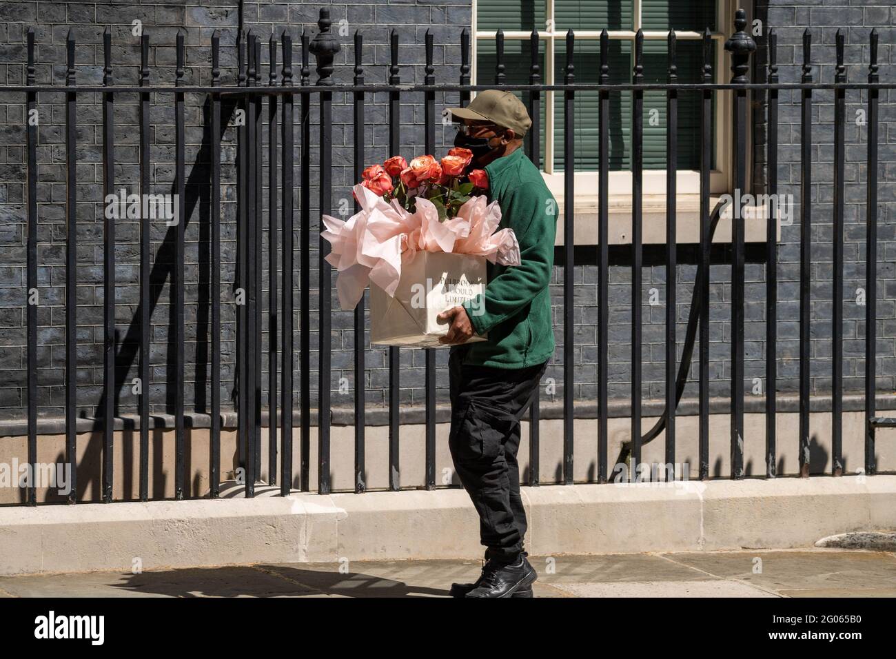 Londres, Royaume-Uni. 1er juin 2021. Les fleurs arrivent au 10 Downing Street après le mariage de Boris Johnson, député Premier ministre crédit: Ian Davidson/Alay Live News Banque D'Images