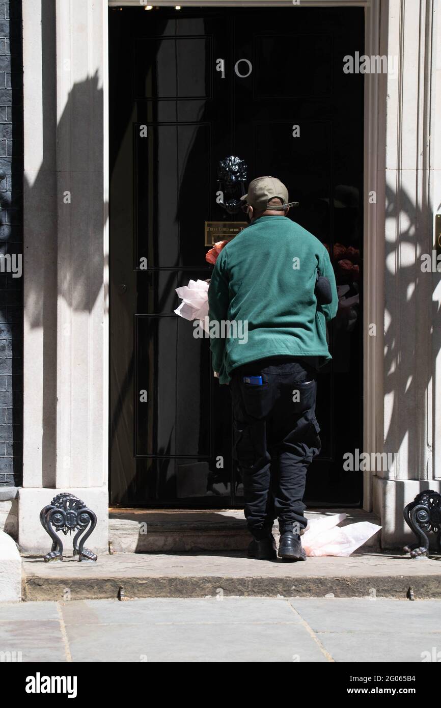 Londres, Royaume-Uni. 1er juin 2021. Les fleurs arrivent au 10 Downing Street après le mariage de Boris Johnson, député Premier ministre crédit: Ian Davidson/Alay Live News Banque D'Images