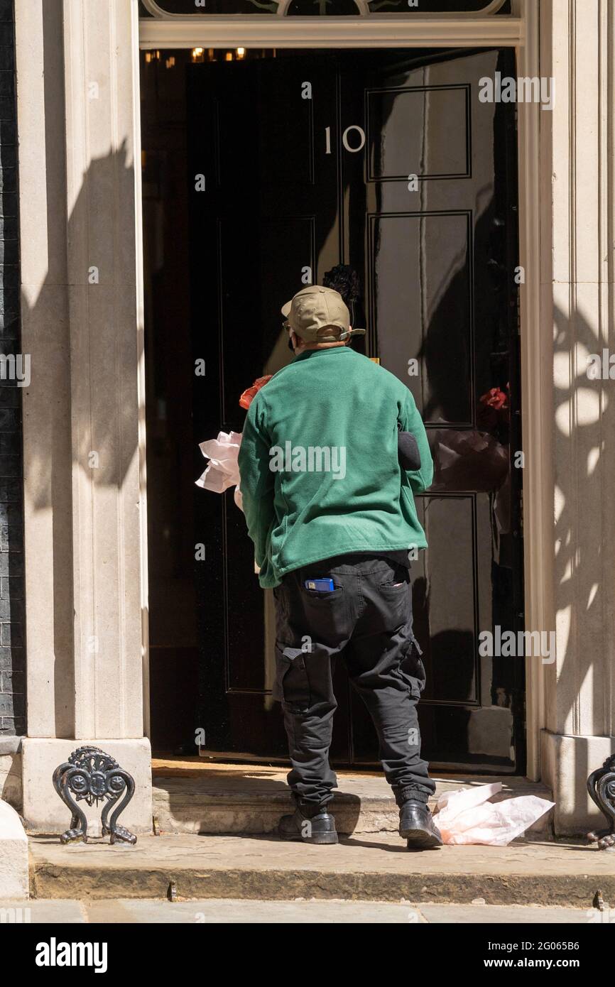 Londres, Royaume-Uni. 1er juin 2021. Les fleurs arrivent au 10 Downing Street après le mariage de Boris Johnson, député Premier ministre crédit: Ian Davidson/Alay Live News Banque D'Images