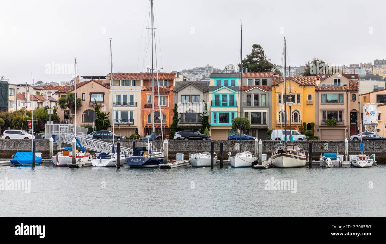 San Francisco, Californie, États-Unis - 28 septembre 2019 : bâtiment coloré sur Marina Boulevard avec bateaux à voile au port par jour nuageux, quartier de Marina. Banque D'Images