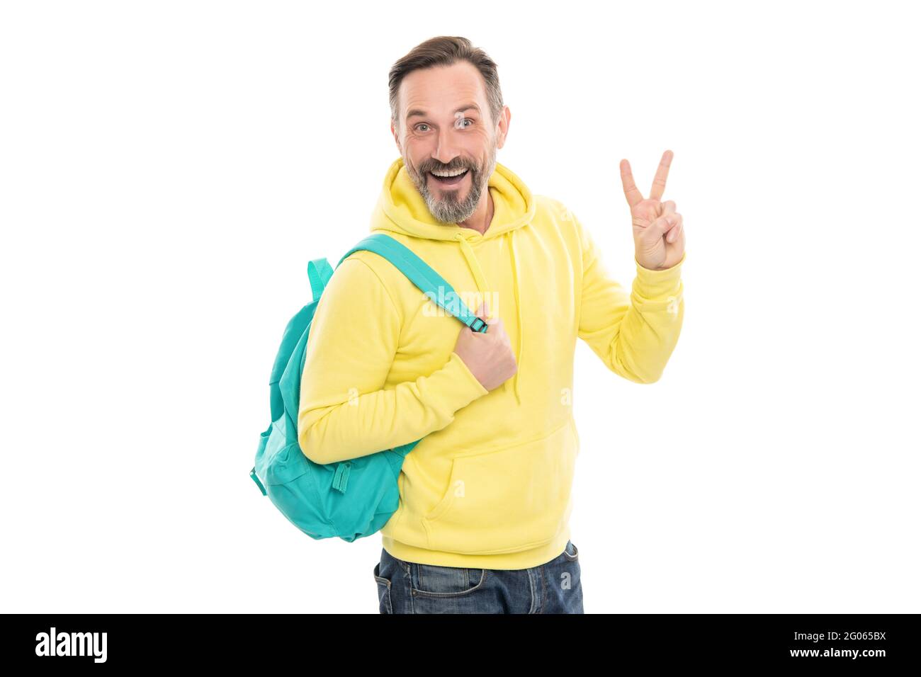 éducation pour adulte. style décontracté pour homme. geste de paix. homme heureux et mature avec sac à dos pour le transport de la barbe. Banque D'Images