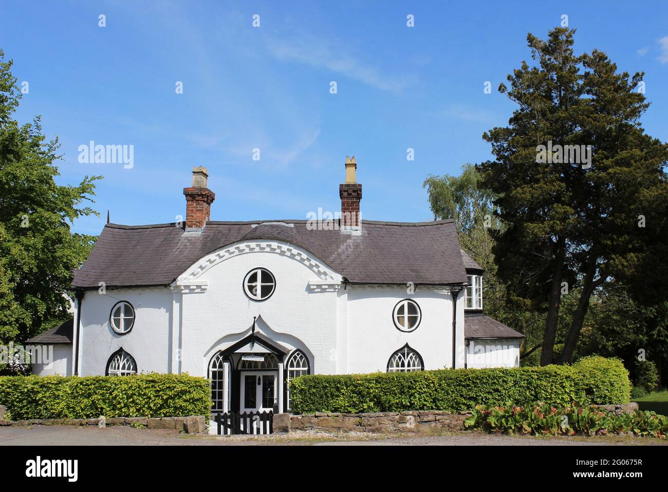Cottages de style néo-gothique, construite dans le cadre de l'ex-Trevalyn estates Hall dans le village de Marford, Clwyd, Wrexham, Wales Banque D'Images