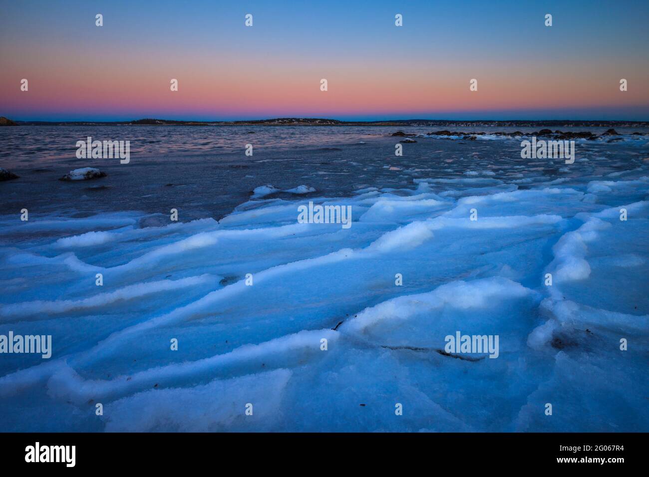 Belles formations de glace en hiver lumière du soir sur la côte par le fjord d'Oslofjord à Larkollen à Rygge, Østfold, Norvège, Scandinavie. Banque D'Images