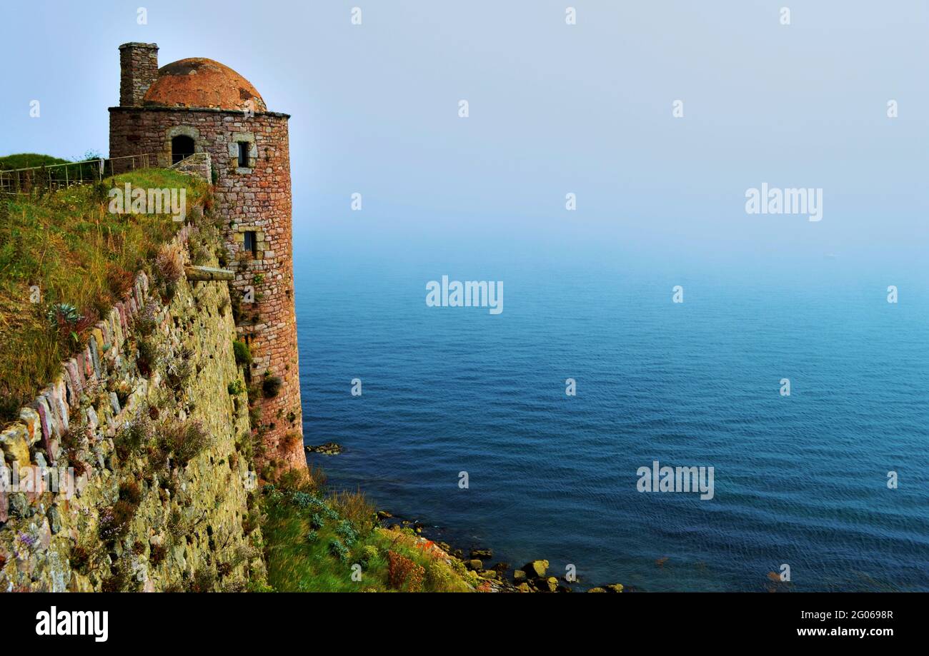 Tour De Guet Au Dessus De L Ocean Atlantique A Fort La Latte Egalement Connu Sous Le Nom De Chateau De La Roche Goyon Un Des Chateaux Les Plus Celebres De Bretagne Photo Stock