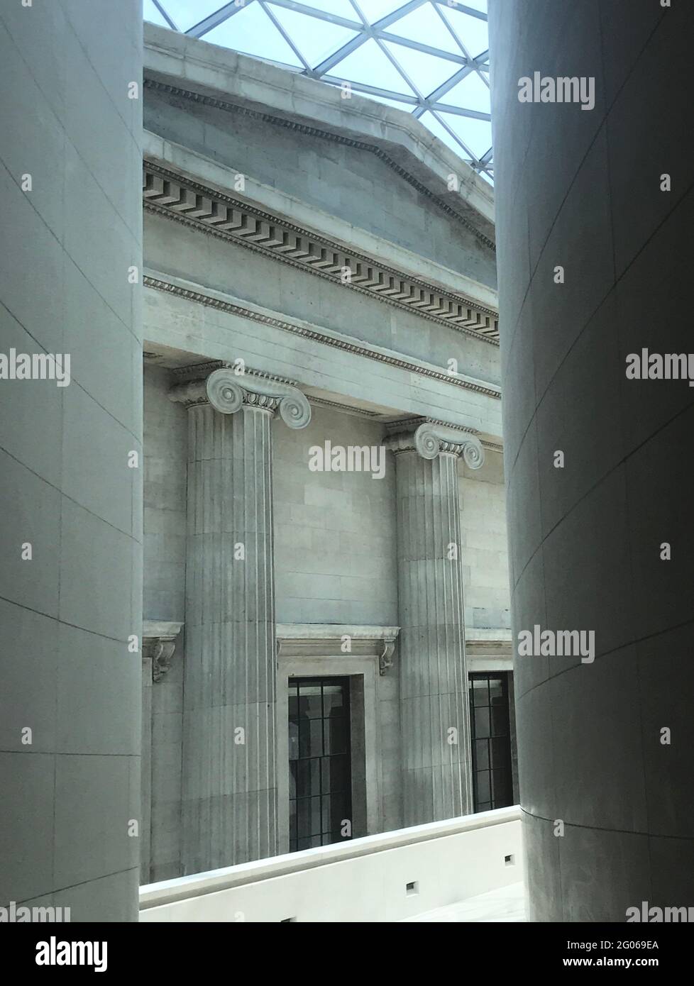 Colonnes ioniques du British Museum Banque D'Images