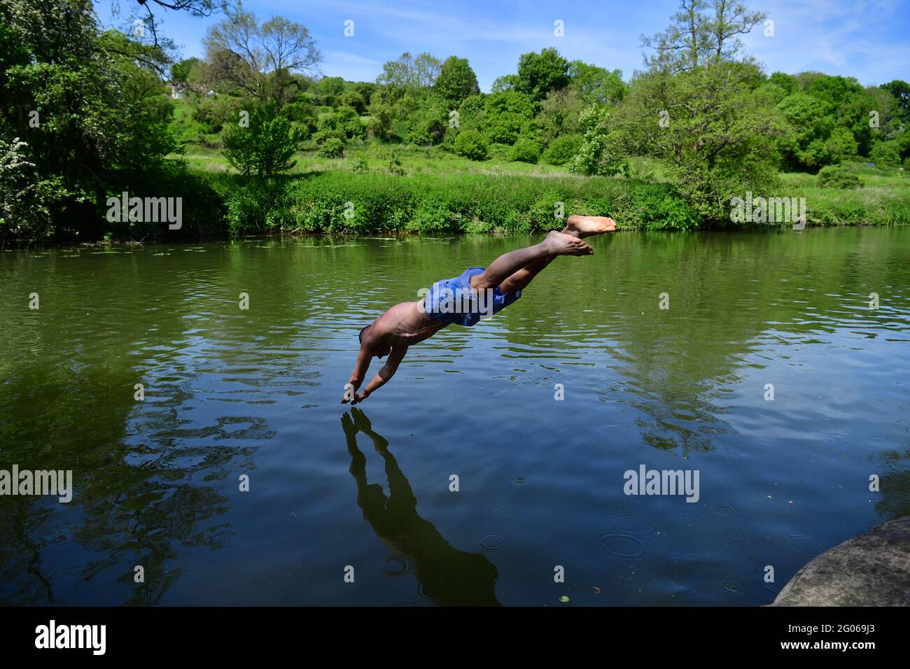 Les nageurs apprécient le temps chaud à Warleigh Weir, Bath, le premier jour de l'été météorologique. Date de la photo: Mardi 1er juin 2021. Banque D'Images