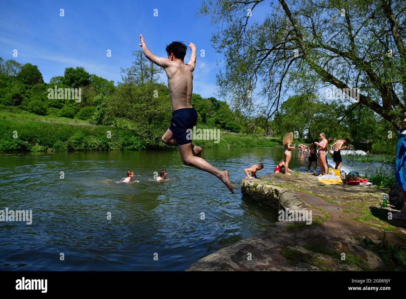 Les nageurs apprécient le temps chaud à Warleigh Weir, Bath, le premier jour de l'été météorologique. Date de la photo: Mardi 1er juin 2021. Banque D'Images