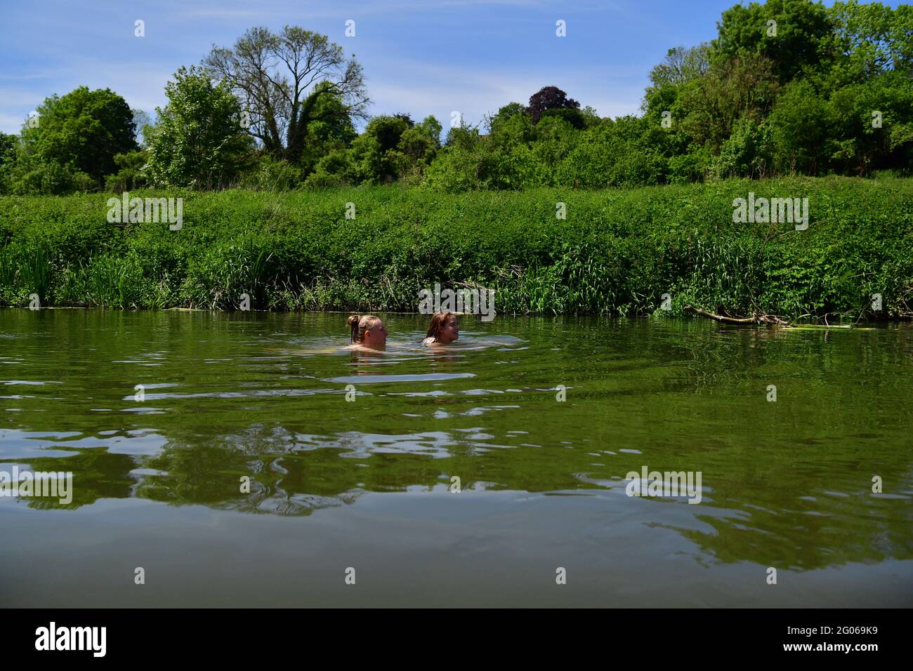 Les nageurs apprécient le temps chaud à Warleigh Weir, Bath, le premier jour de l'été météorologique. Date de la photo: Mardi 1er juin 2021. Banque D'Images