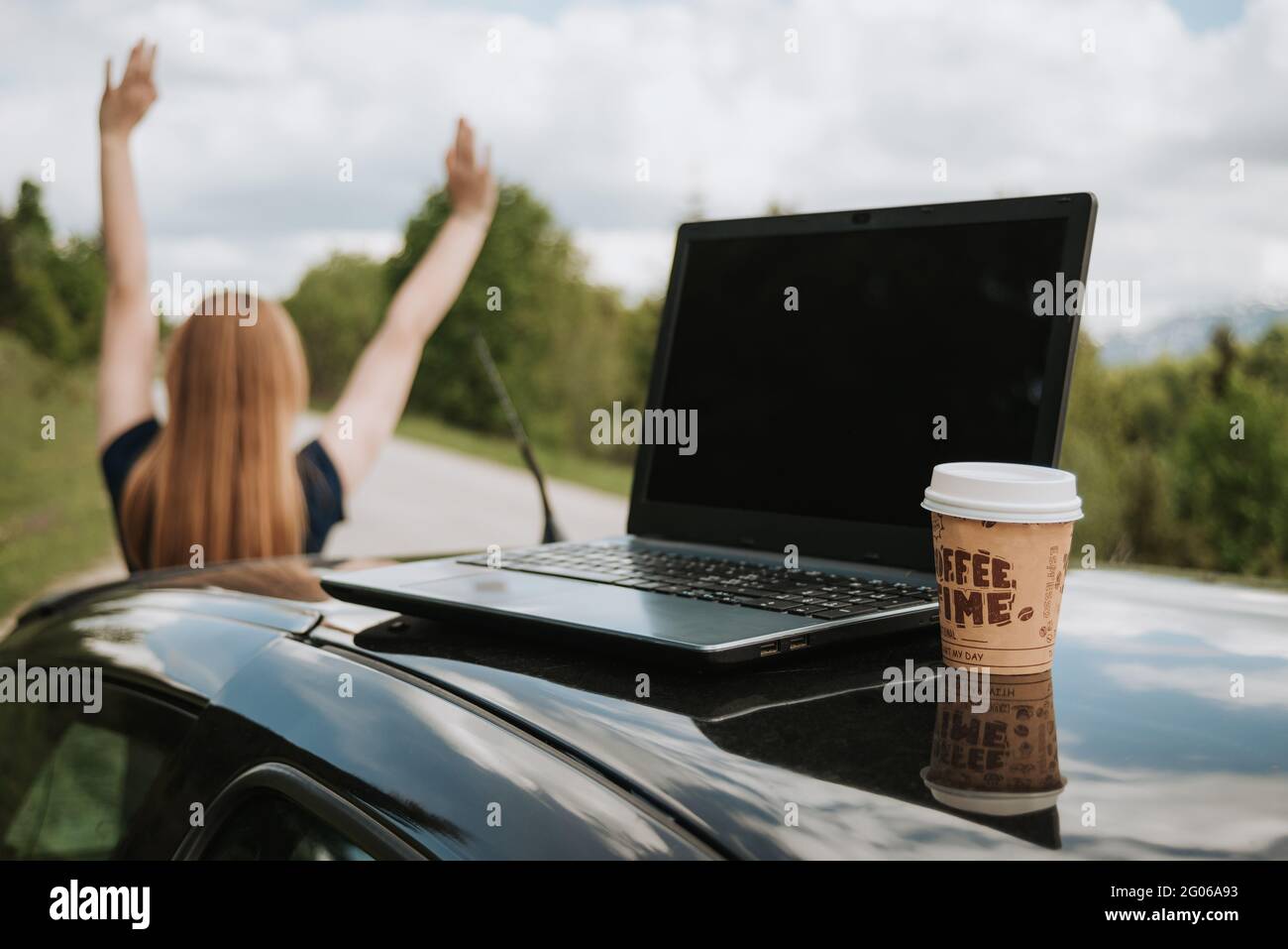 ordinateur portable extérieur avec tasse de café, emplacement distant dans la nature avec belle connexion internet de montagnes, liberté de indépendant Banque D'Images