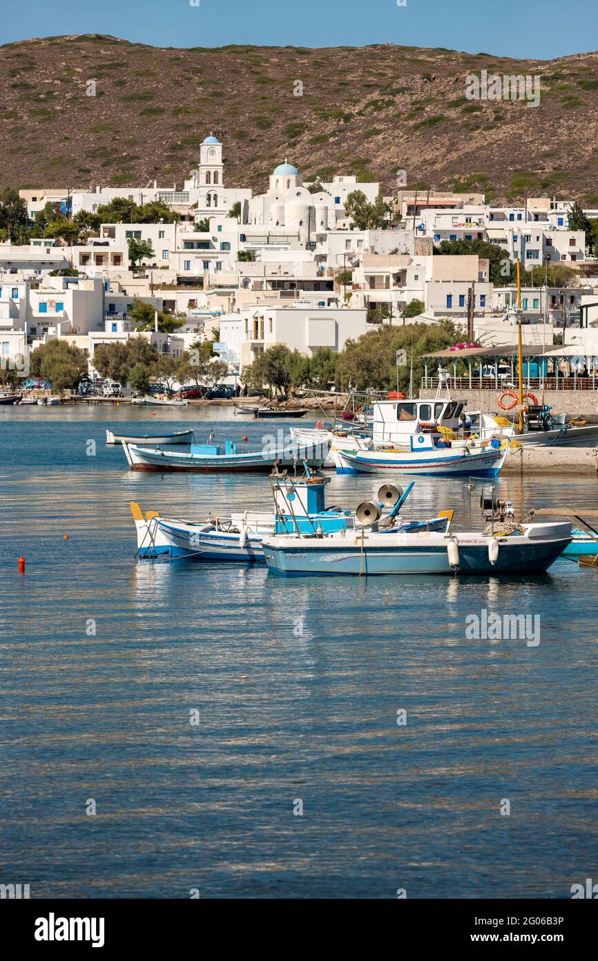 Vue panoramique sur le village d'Adamas, le port, le port principal de l'île de Milos, Milos, Cyclades, Grèce, Europe Banque D'Images