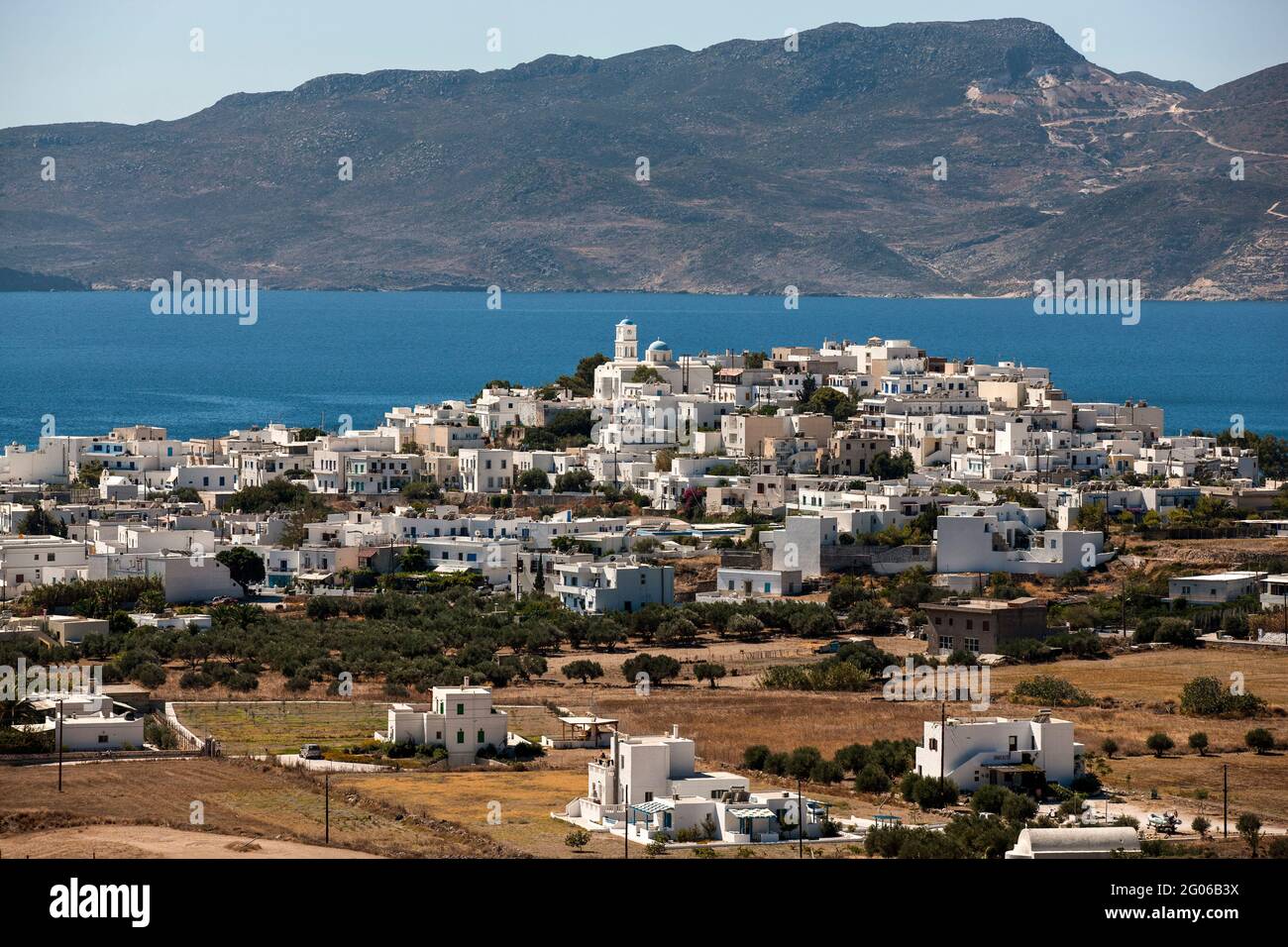 Cityview Adamas village, le port principal de l'île de Milos, Milos, Cyclades, Grèce, Europe Banque D'Images