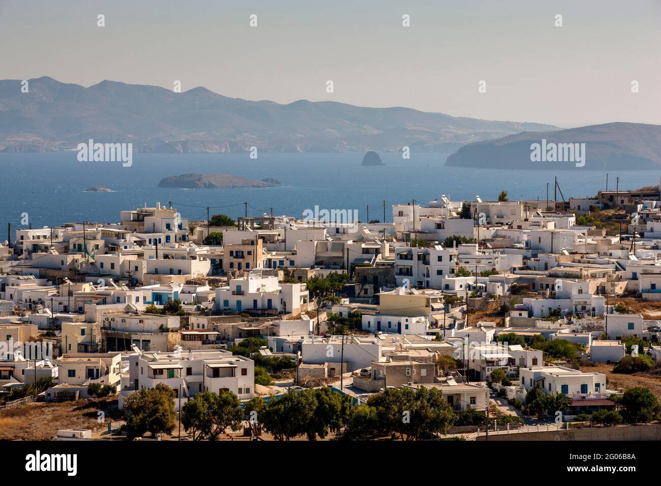 Vue panoramique sur le village d'Adamas, le port principal de l'île de Milos, Milos, Cyclades, Grèce, Europe Banque D'Images