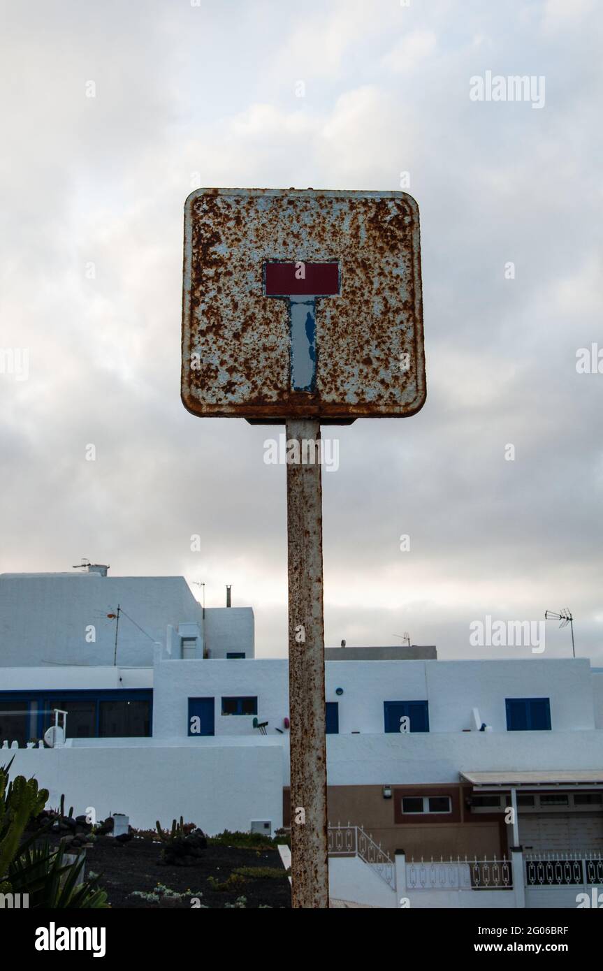 LANZAROTE, ESPAGNE - 14 octobre 2019 : un cliché vertical d'un panneau de fin de mort très rouillé. Vieillissement typique des panneaux routiers en bord de mer. Banque D'Images