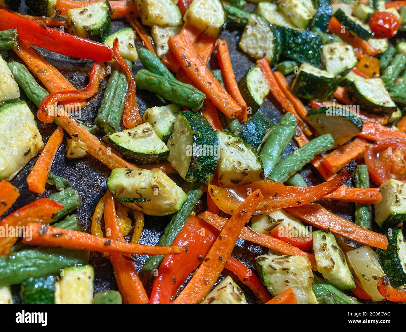 Détail d'une variété de légumes cuits au four Banque D'Images