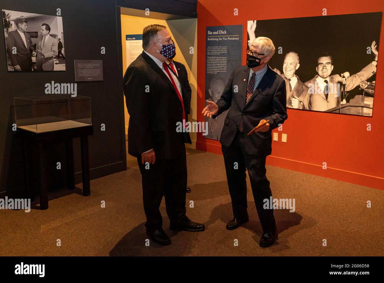 Hugh Hewitt donne au secrétaire d'État Michael R. Pompeo une visite guidée de la bibliothèque présidentielle Richard Nixon, à Yorba Linda, en Californie, le 23 juillet 2020. Banque D'Images