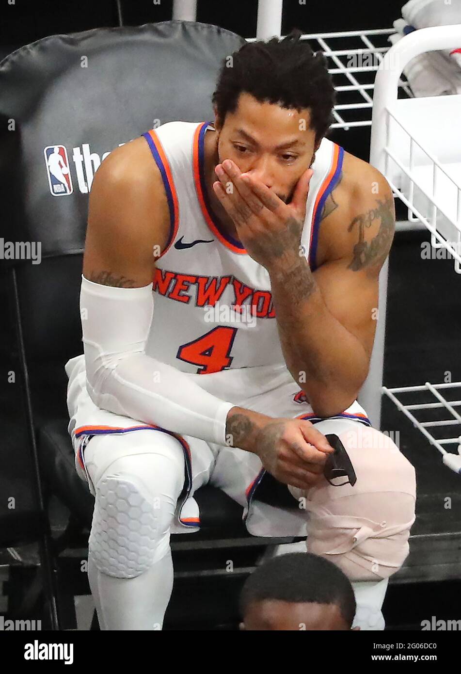 Le garde de New York Knicks Derrick Rose est assis sur le banc avec son genou glacé dans les dernières minutes d'une perte de 113-96 aux Hawks d'Atlanta le dimanche 30 mai 2021, à Atlanta, Géorgie. Avec la victoire, les Hawks mènent les Knicks trois jeux à un dans la série. (Photo de Curtis Compton/The Atlanta Journal-Constitution/TNS/Sipa USA) crédit: SIPA USA/Alay Live News Banque D'Images