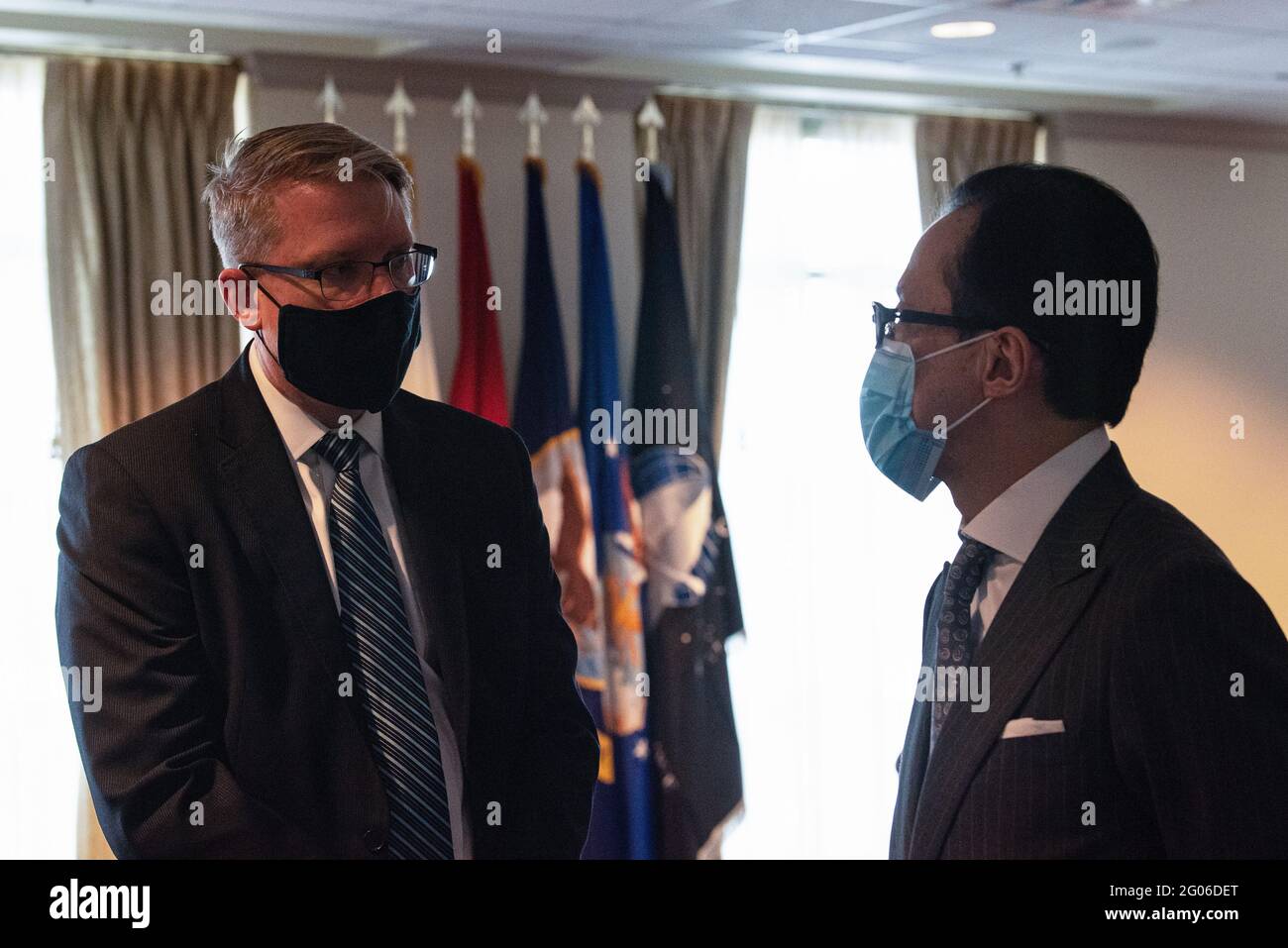 Reportage : le conseiller japonais en sécurité nationale Shigeri Kitamura arrive au Pentagone pour une rencontre avec le secrétaire à la Défense, Mark T. Esper, le Pentagone, Washington, D.C., le 23 septembre, 2020. Banque D'Images