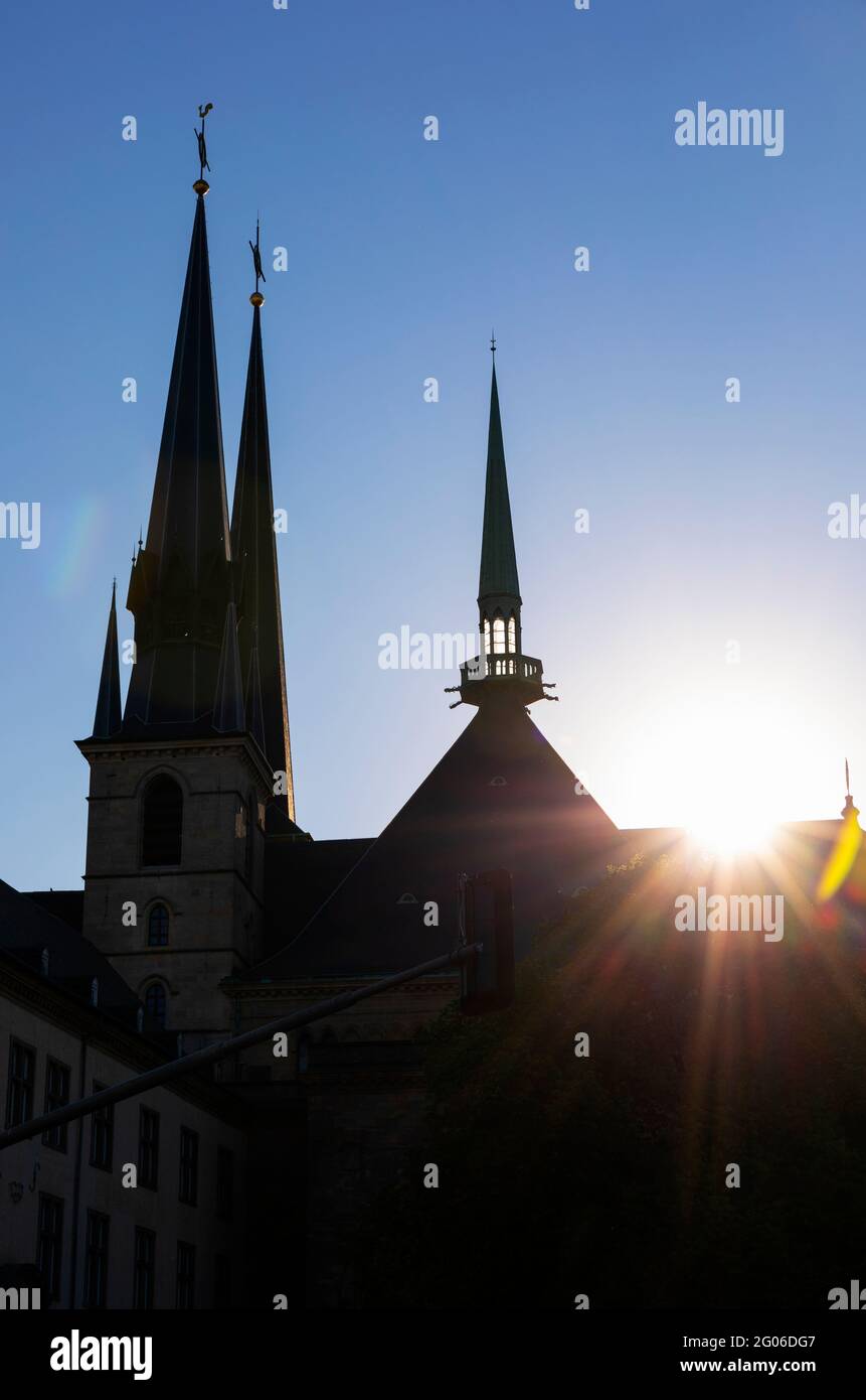 Europe, Luxembourg, ville de Luxembourg, cathédrale notre-Dame montrant les trois Spires emblématiques de Sunrise Banque D'Images