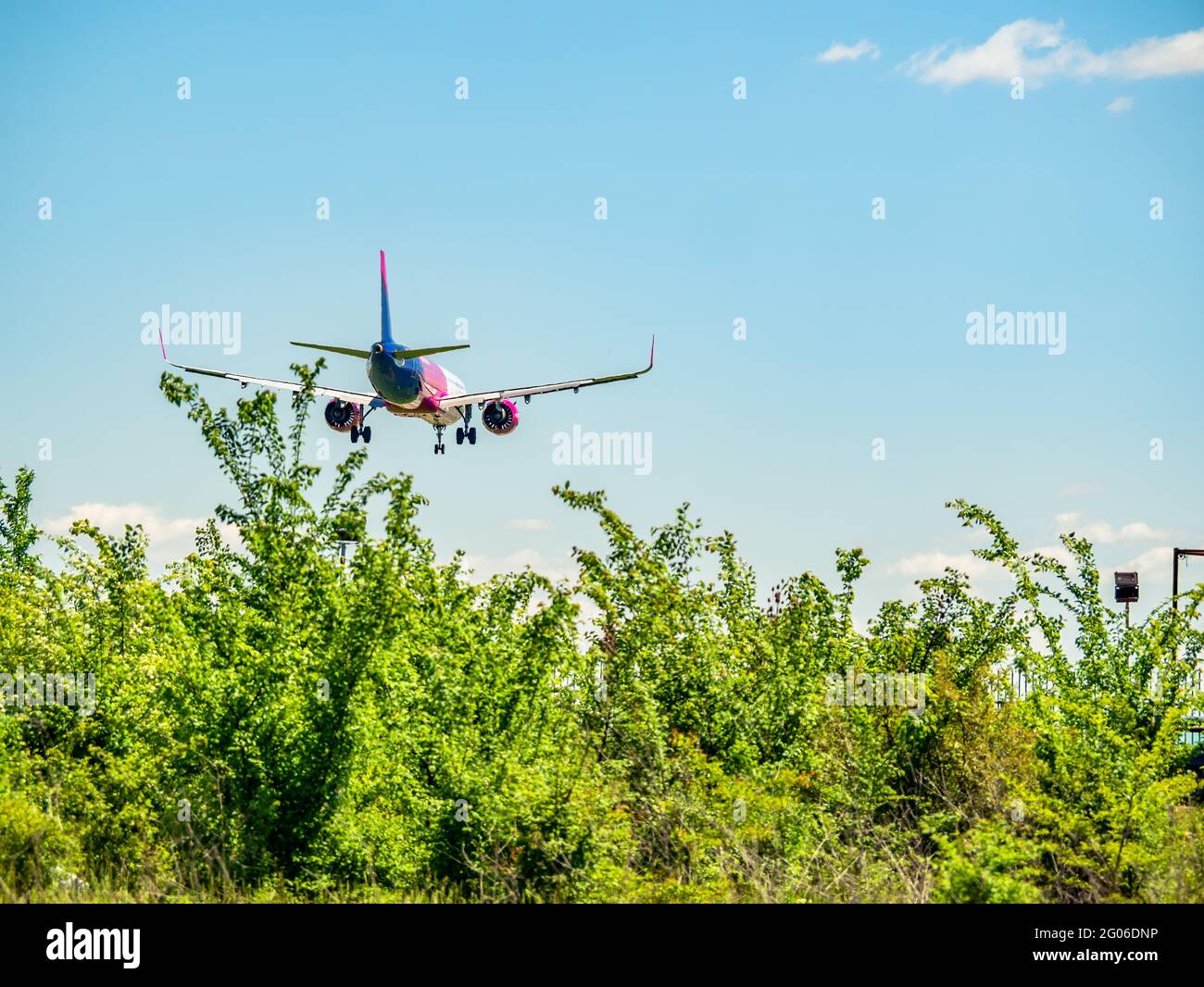 Otopeni, Roumanie - 05.08.2021: Un avion Wizz Air Airbus A321-271NX (HA-LVI) volant avec un ciel bleu clair. Banque D'Images