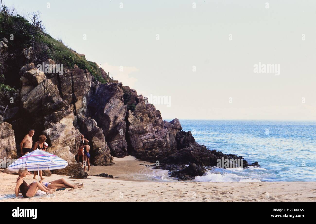 Les visiteurs se détendent et jouent sur la plage isolée de Gouveurneur. 1998 Banque D'Images