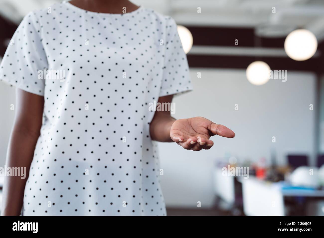 Milieu de section de femme d'affaires afro-américaine à main levée Banque D'Images