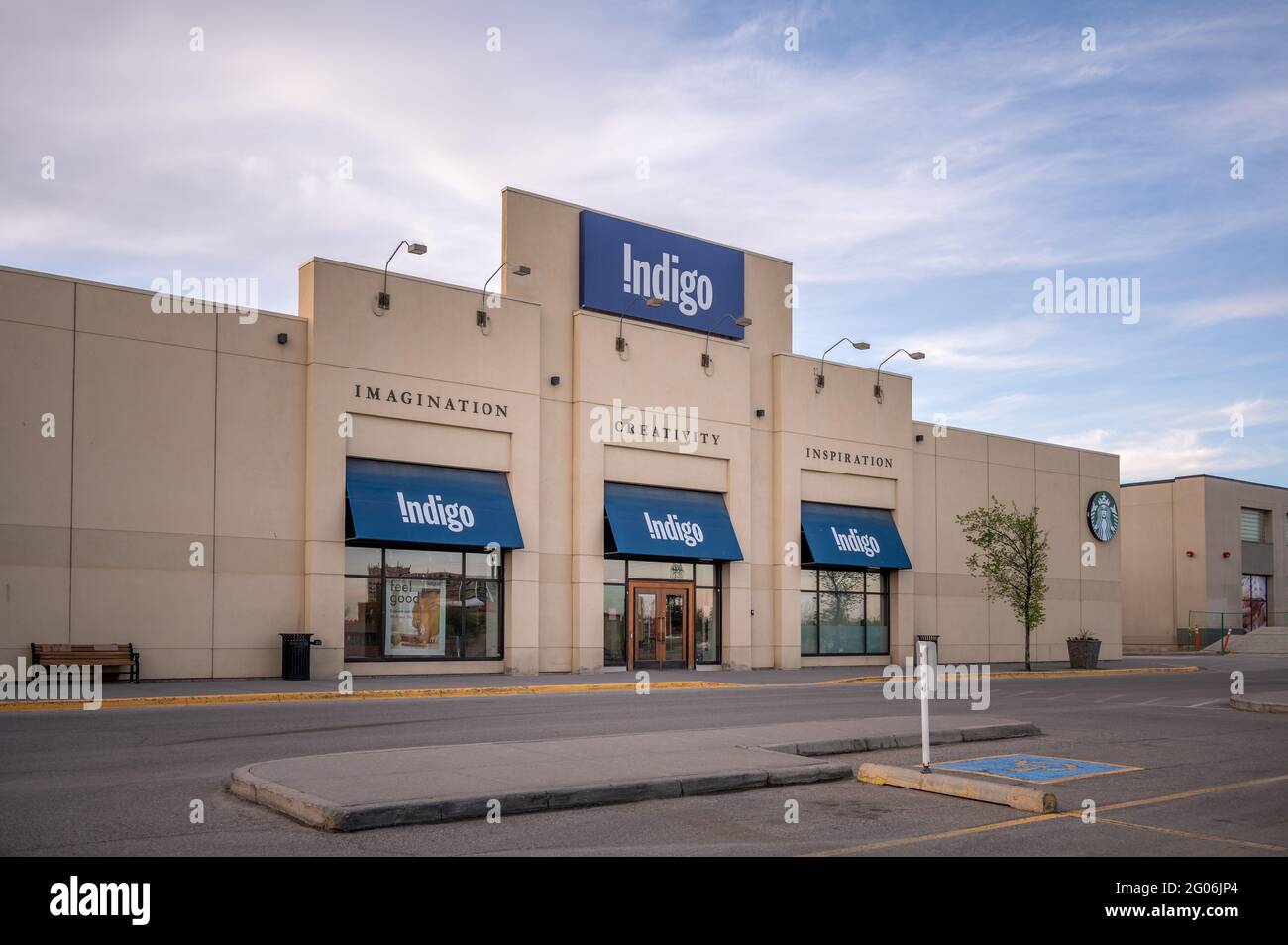 Calgary (Alberta) - le 30 mai 2021 : façade extérieure du magasin de livres an Indigo de Calgary (Alberta). Banque D'Images