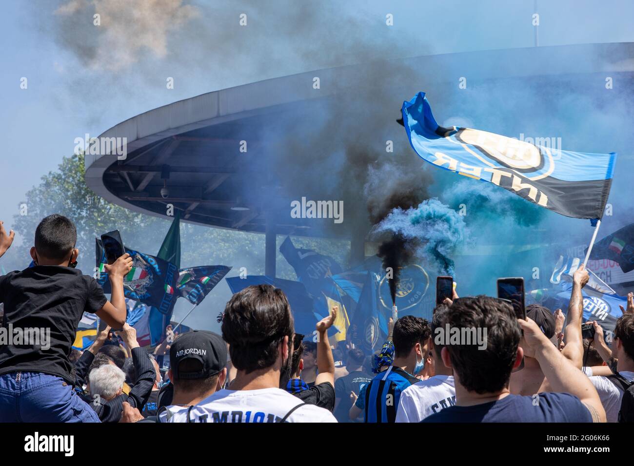 Milan, Italie, mai 23 2021 - f.c. Inter fans fête pour gagner la série A championnat à l'extérieur du stade San Siro Banque D'Images