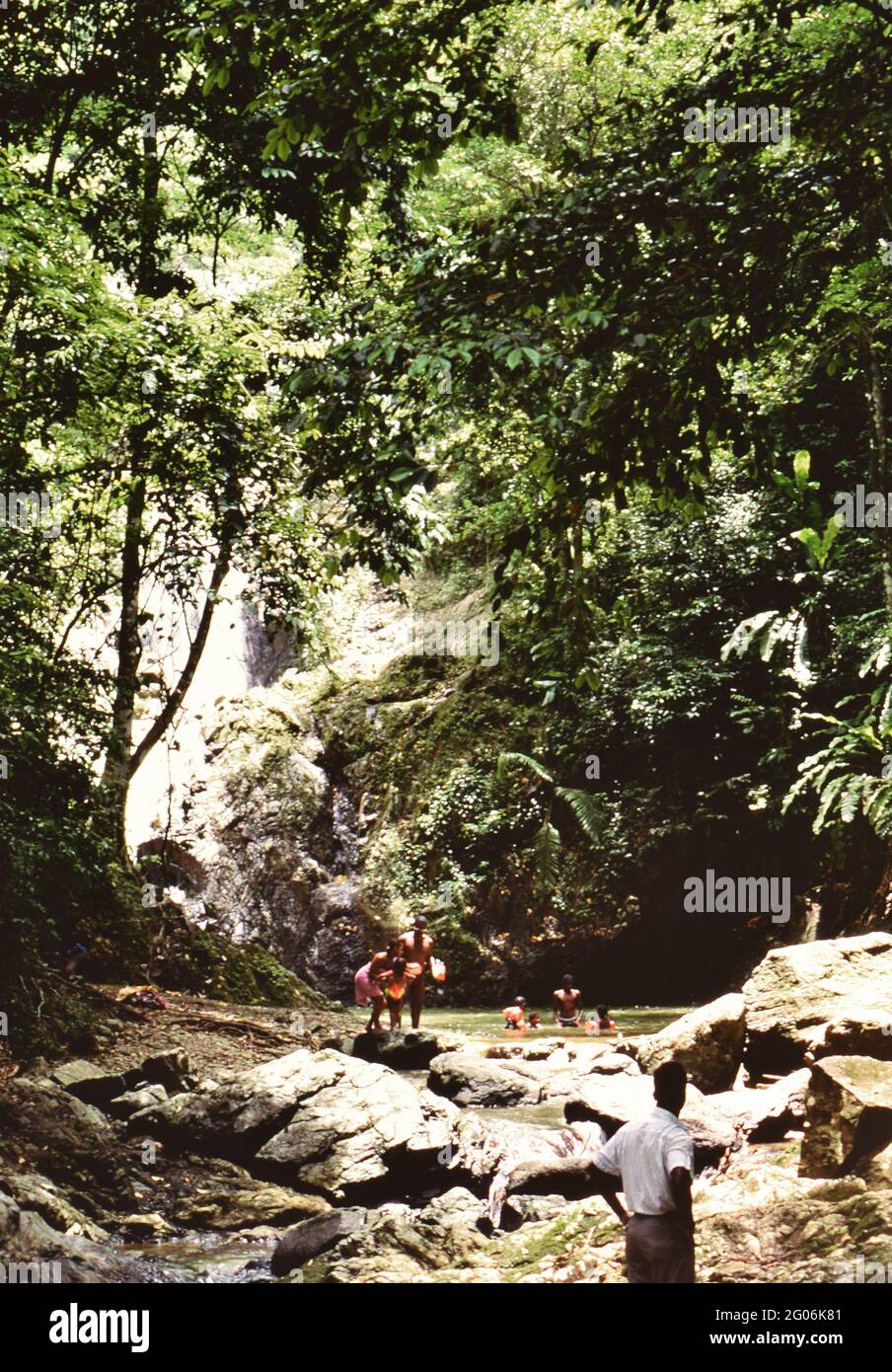 Années 1990 Trinité-et-Tobago - pittoresque Argyll Falls près du centre de l'île, endroit populaire pour les familles locales et les touristes à Tobago ca. 1998 Banque D'Images