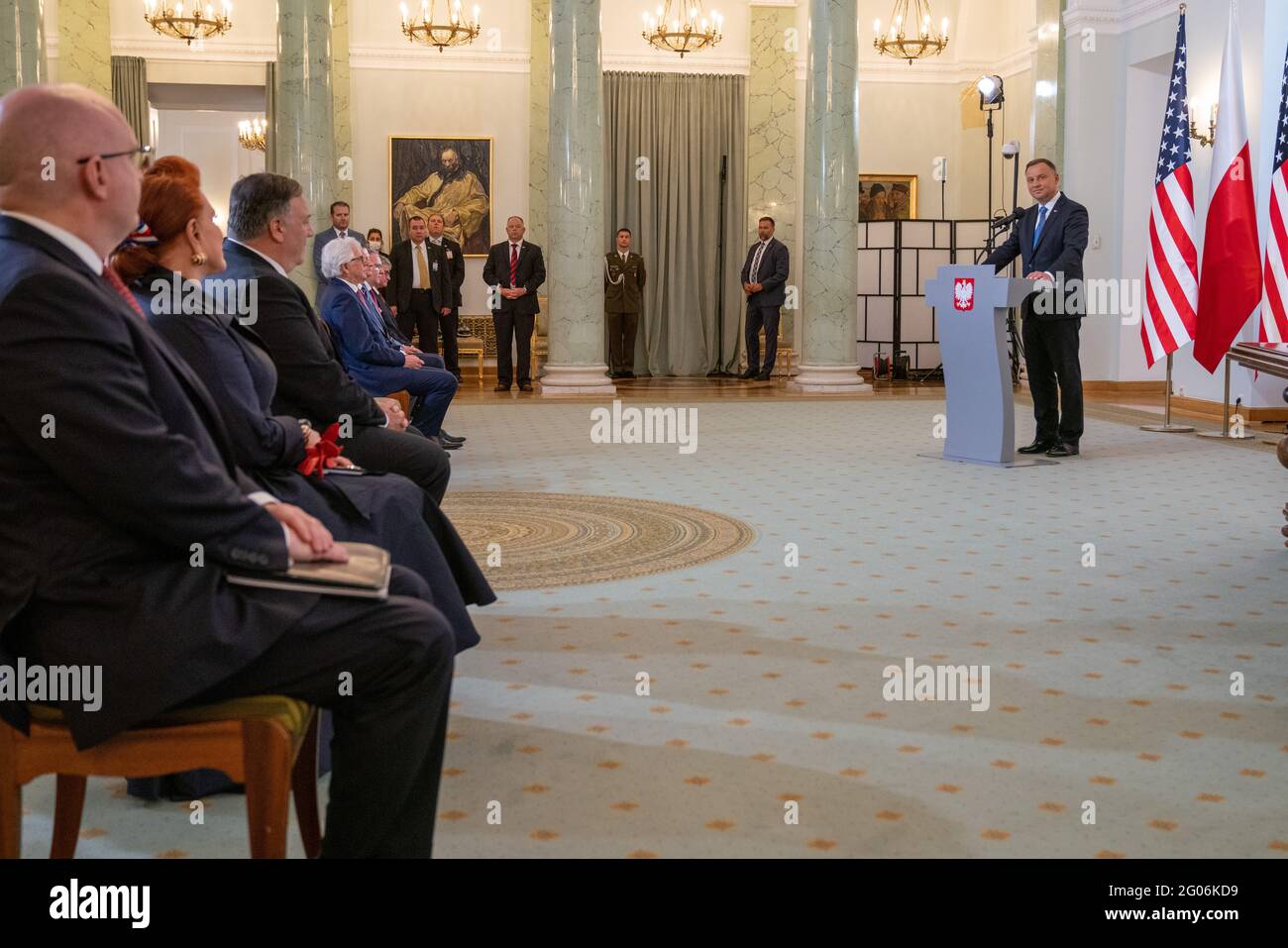 Le secrétaire d'État Michael R. Pompeo participe à une cérémonie de signature d'un accord de coopération renforcée entre les États-Unis et la Pologne avec le président polonais Andrzej Duda et le ministre polonais de la Défense nationale Mariusz Błaszczak, à Varsovie, en Pologne, le 15 août 2020 Banque D'Images