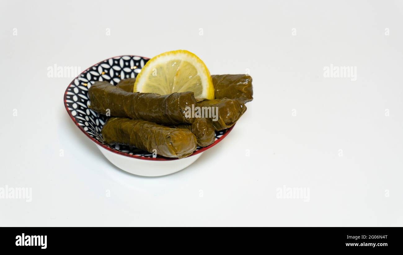 yarma Yaprak, feuilles de vigne farcies, nourriture traditionnelle, tranches de citron, hors-d'œuvre pour le petit déjeuner, isolé d'un arrière-plan blanc avec un espace pour le texte Banque D'Images