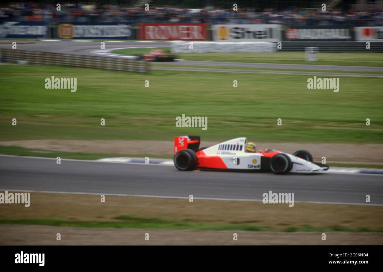 Ayrton Senna à la vitesse de la McLaren MP3-6 lors de la pratique pour le  Grand Prix britannique de Silverstone 1991 Photo Stock - Alamy