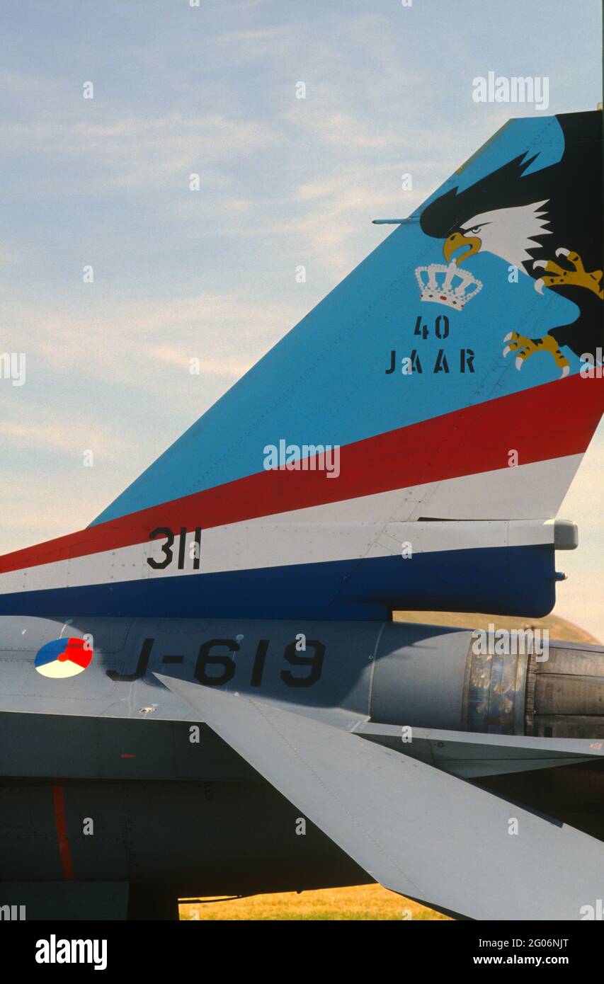 Un F-16A du 311 Escadron néerlandais exposé statique au salon de l’air d’Alconbury en 1991, avec des marques de queue célébrant le 40e anniversaire de l’Escadron. Banque D'Images