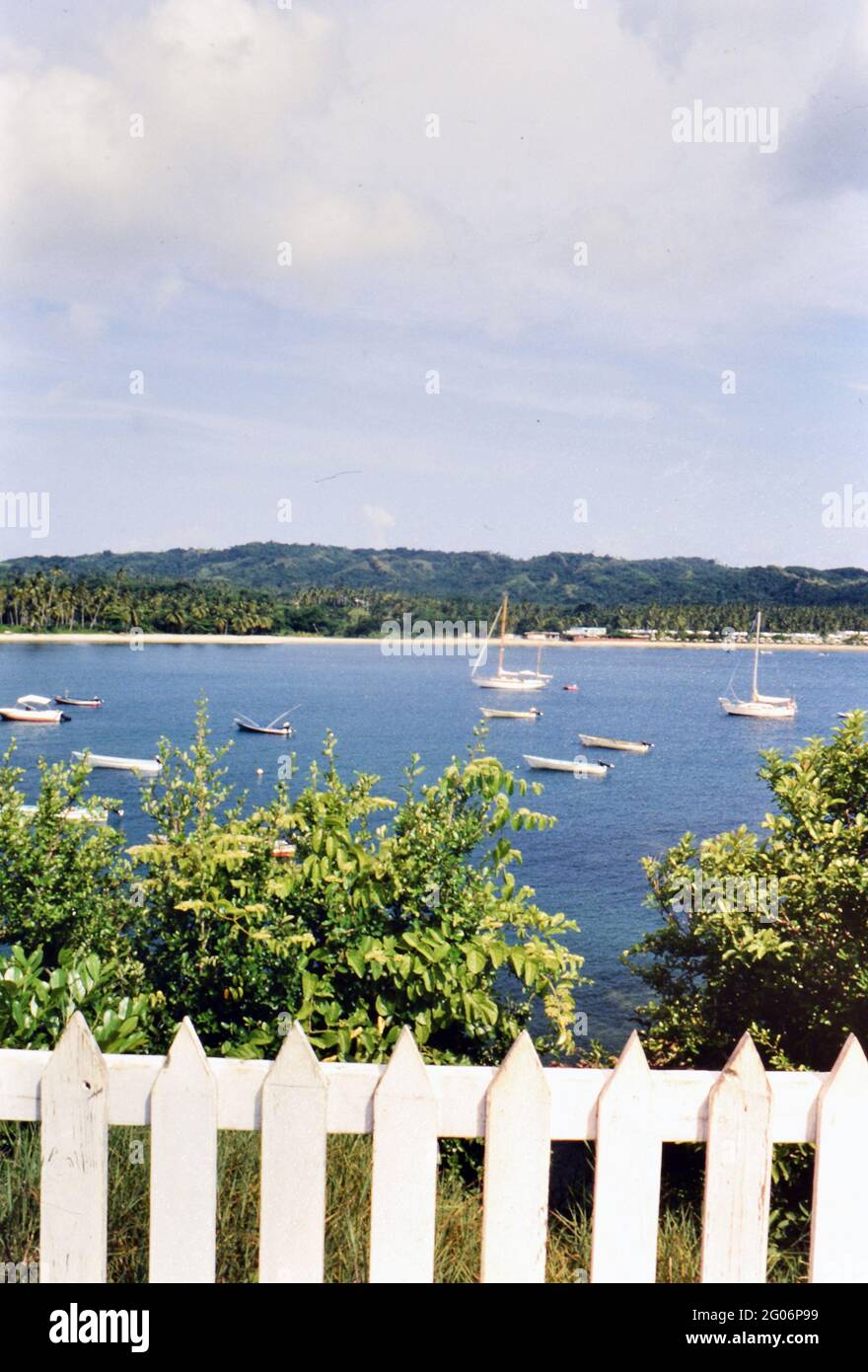 Années 1990 Trinité-et-Tobago - clôture de Picket et vue sur les bateaux à Plymouth Beach à Tobago ca. 1996 Banque D'Images