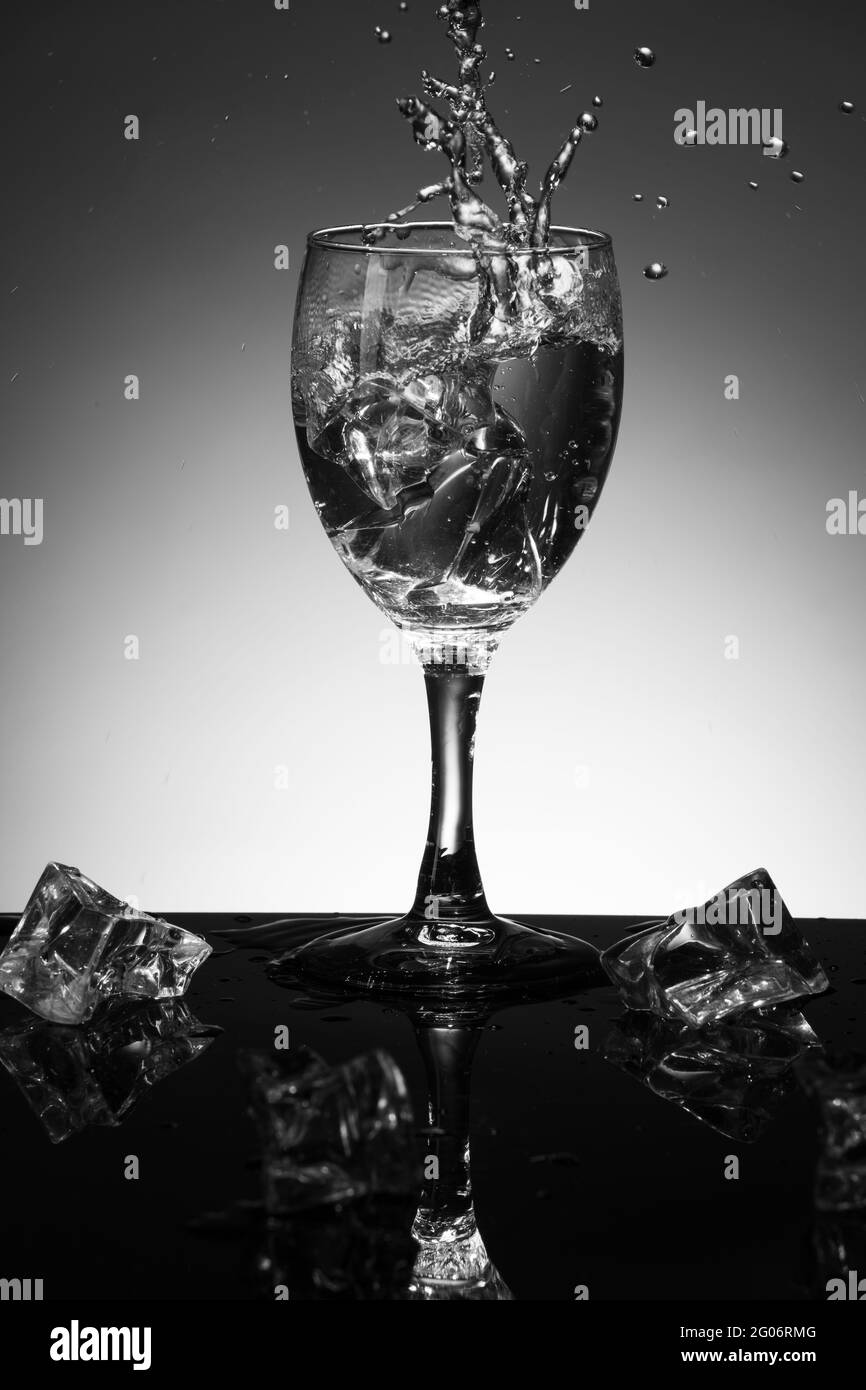 Verre à vin avec cube de glace et eau; Banque D'Images