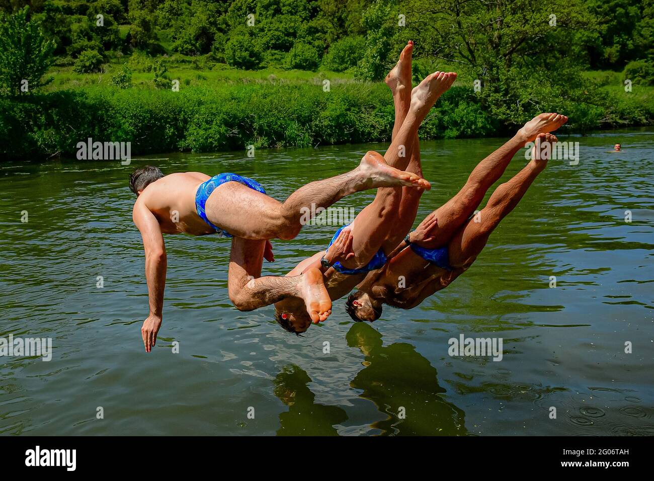 Les nageurs plongent dans l'eau en profitant du temps chaud à Warleigh Weir, Bath, le premier jour de l'été météorologique. Date de la photo: Mardi 1er juin 2021. Banque D'Images