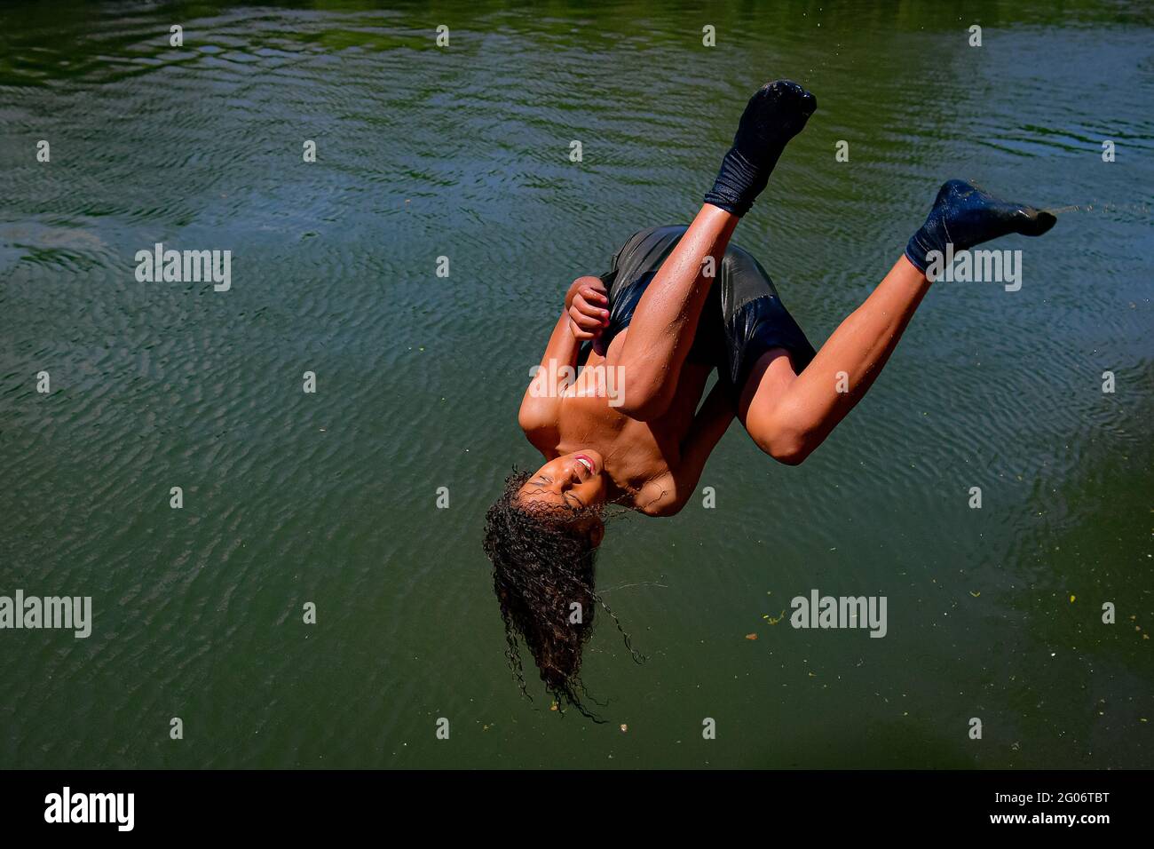 Emmanuel Clarke, 11 ans, de Bristol, se déllante dans l'eau alors qu'il apprécie le temps chaud à Warleigh Weir, Bath, le premier jour de l'été météorologique. Date de la photo: Mardi 1er juin 2021. Banque D'Images