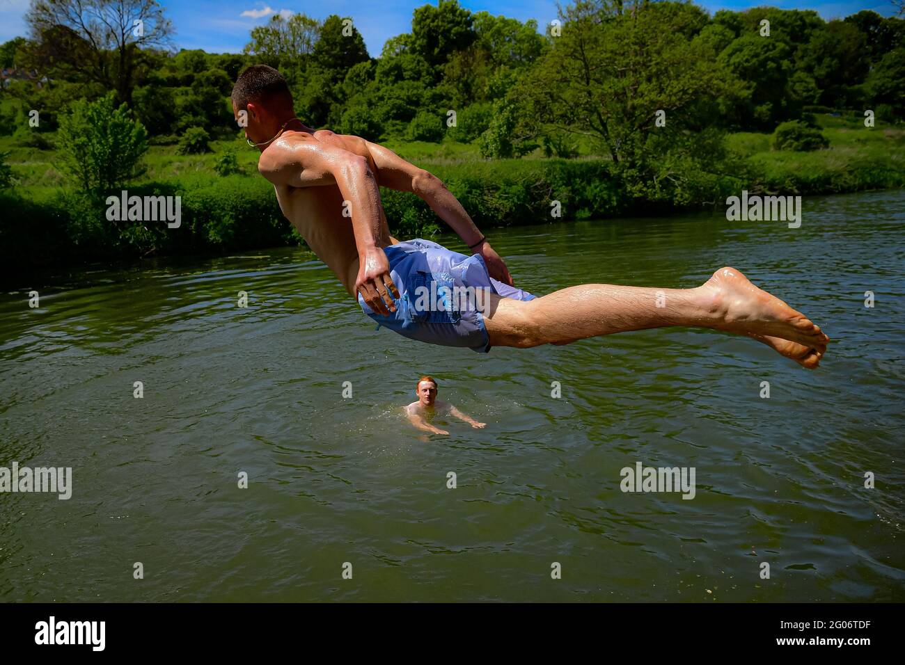 Les nageurs plongent dans l'eau en profitant du temps chaud à Warleigh Weir, Bath, le premier jour de l'été météorologique. Date de la photo: Mardi 1er juin 2021. Banque D'Images