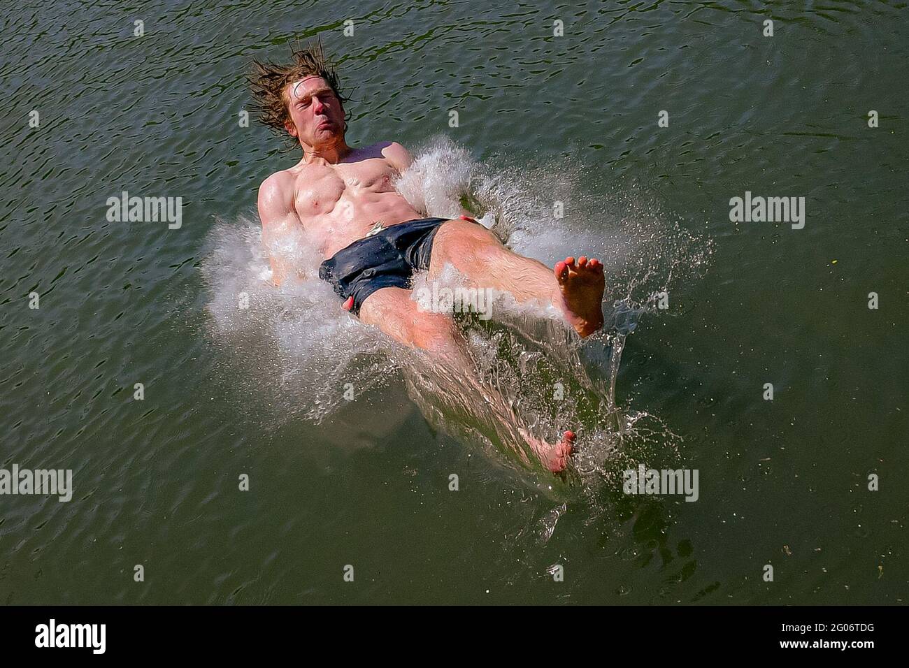 Un nageur se déversait dans l'eau alors qu'il apprécie le temps chaud à Warleigh Weir, à Bath, le premier jour de l'été météorologique. Date de la photo: Mardi 1er juin 2021. Banque D'Images