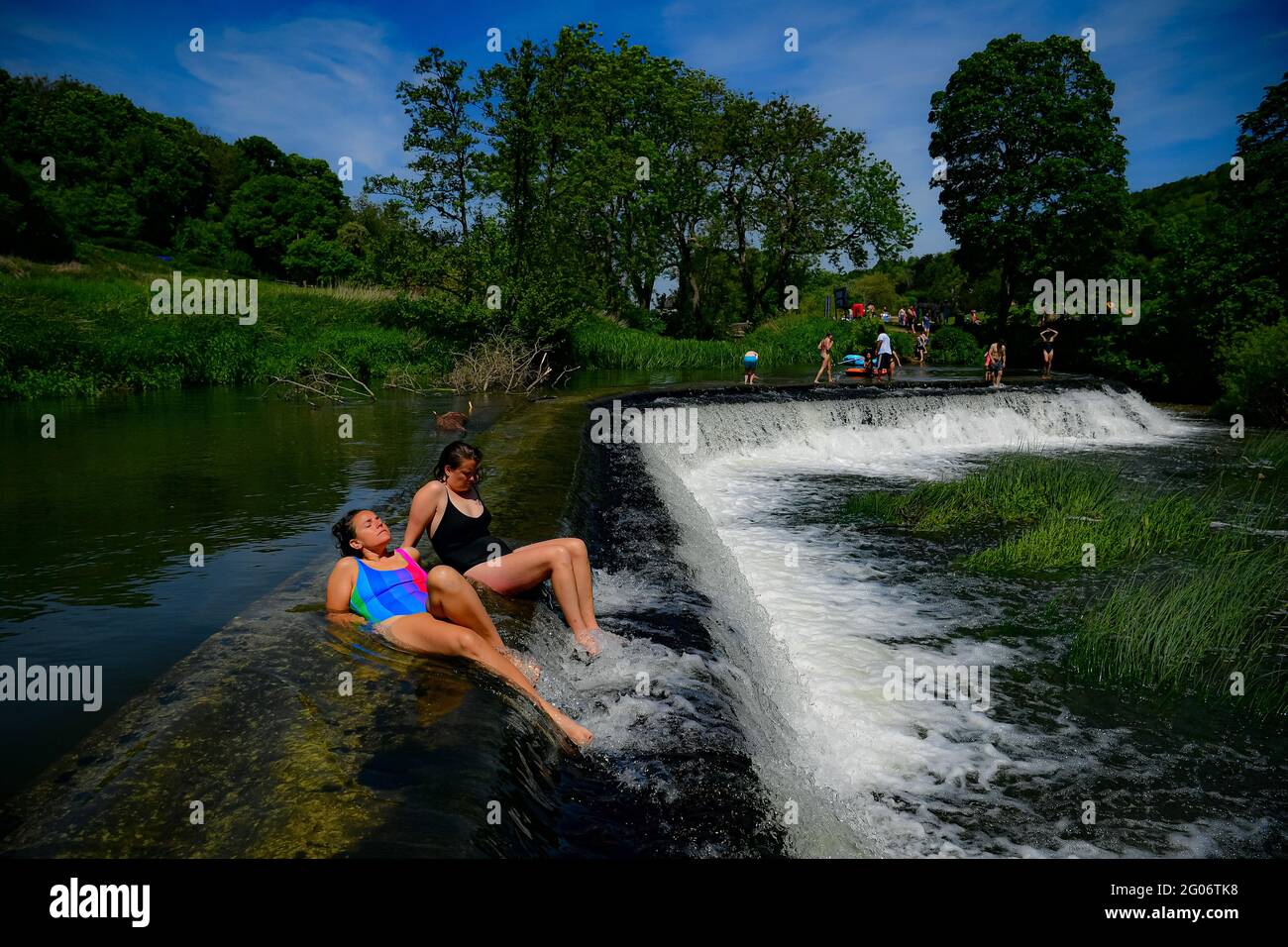 Les gens baignent de soleil par temps chaud à Warleigh Weir, Bath, le premier jour de l'été météorologique. Date de la photo: Mardi 1er juin 2021. Banque D'Images