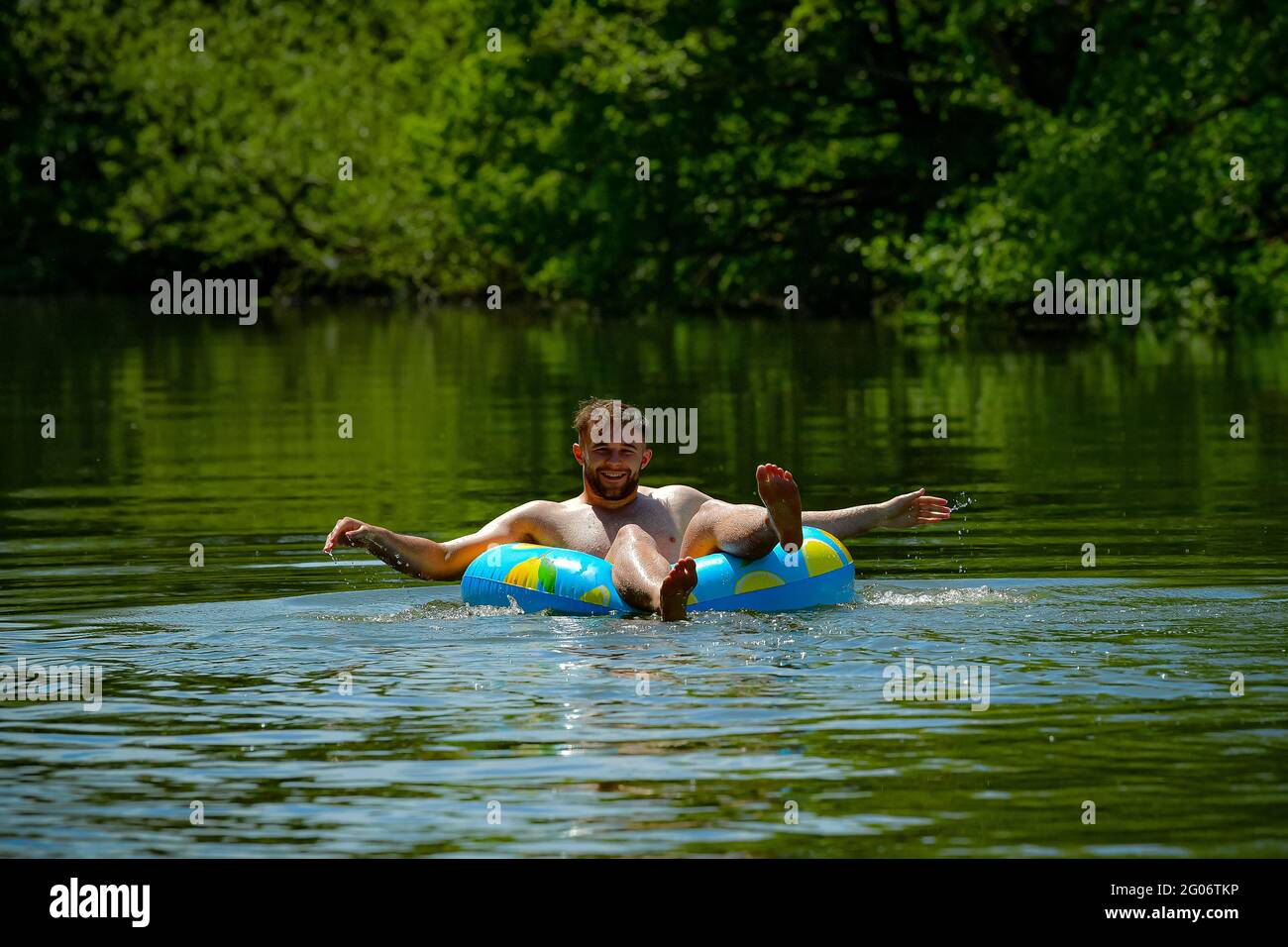 Un homme se détend sur un anneau en caoutchouc par temps chaud à Warleigh Weir, Bath, le premier jour de l'été météorologique. Date de la photo: Mardi 1er juin 2021. Banque D'Images