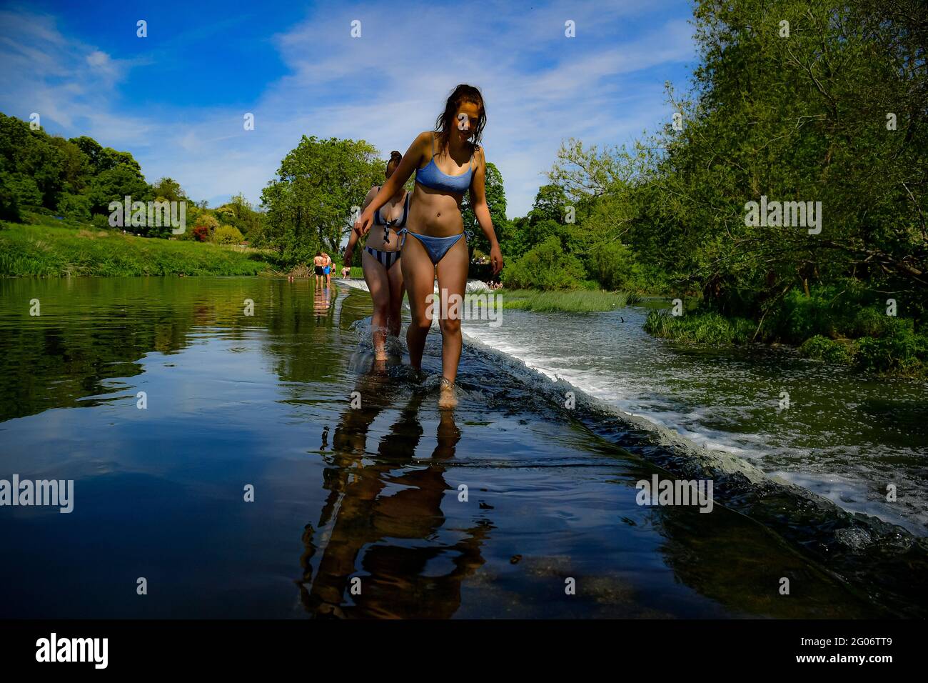Les gens marchent sur le sommet de Warleigh Weir, Bath, le premier jour de l'été météorologique. Date de la photo: Mardi 1er juin 2021. Banque D'Images