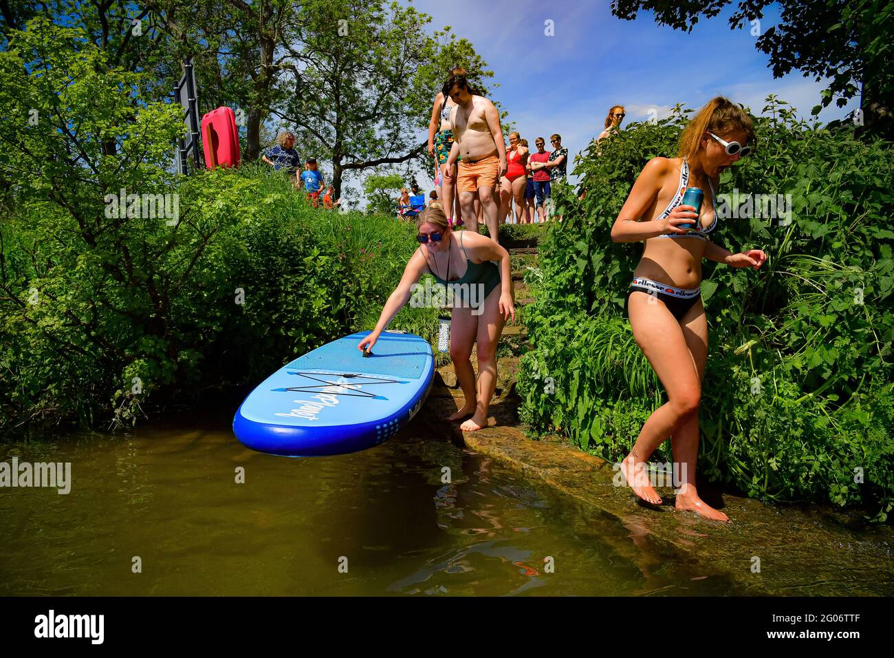Les gens entrent dans l'eau froide par temps chaud à Warleigh Weir, Bath, le premier jour de l'été météorologique. Date de la photo: Mardi 1er juin 2021. Banque D'Images