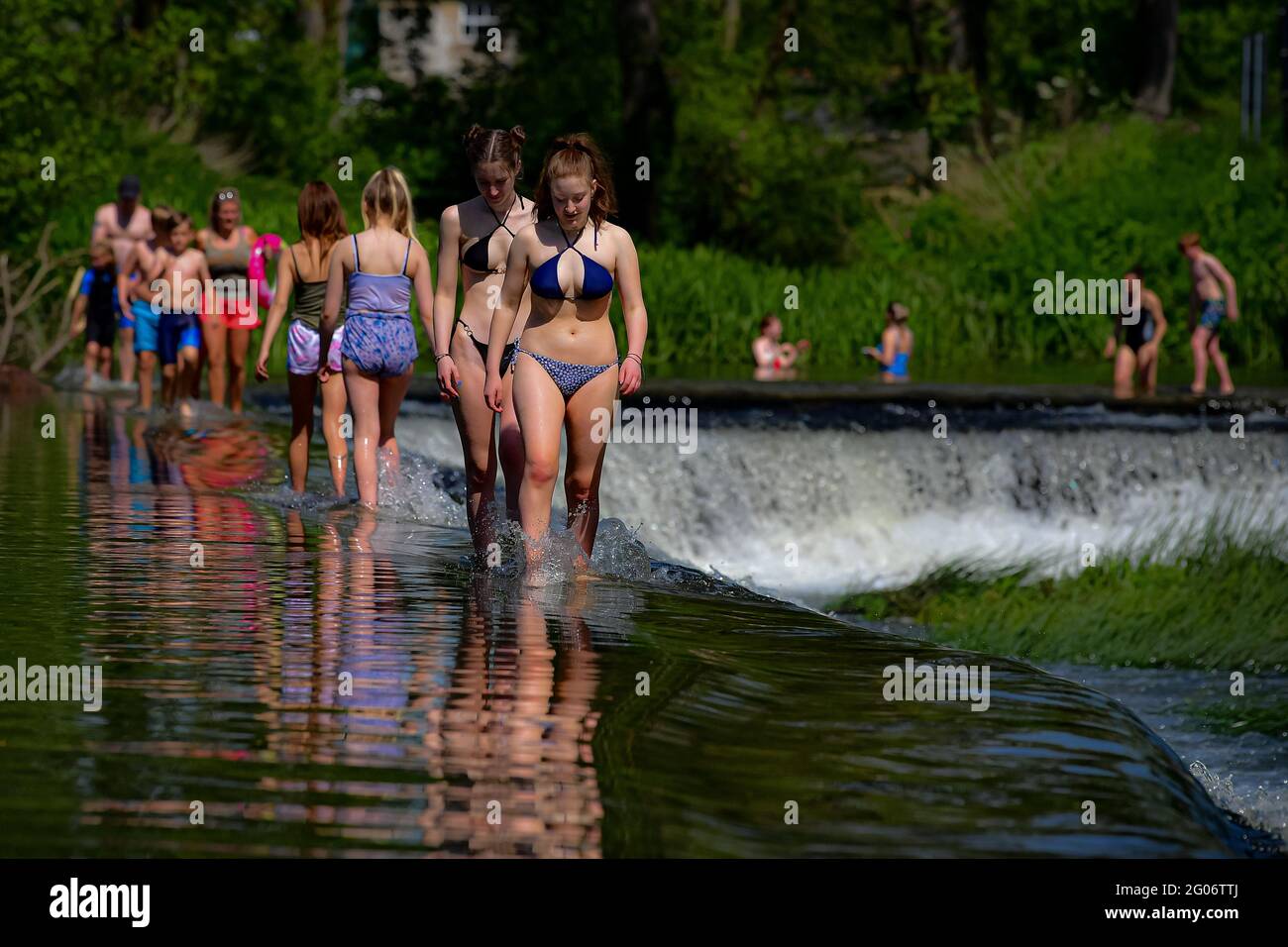 Les gens marchent sur le sommet de Warleigh Weir, Bath, le premier jour de l'été météorologique. Date de la photo: Mardi 1er juin 2021. Banque D'Images