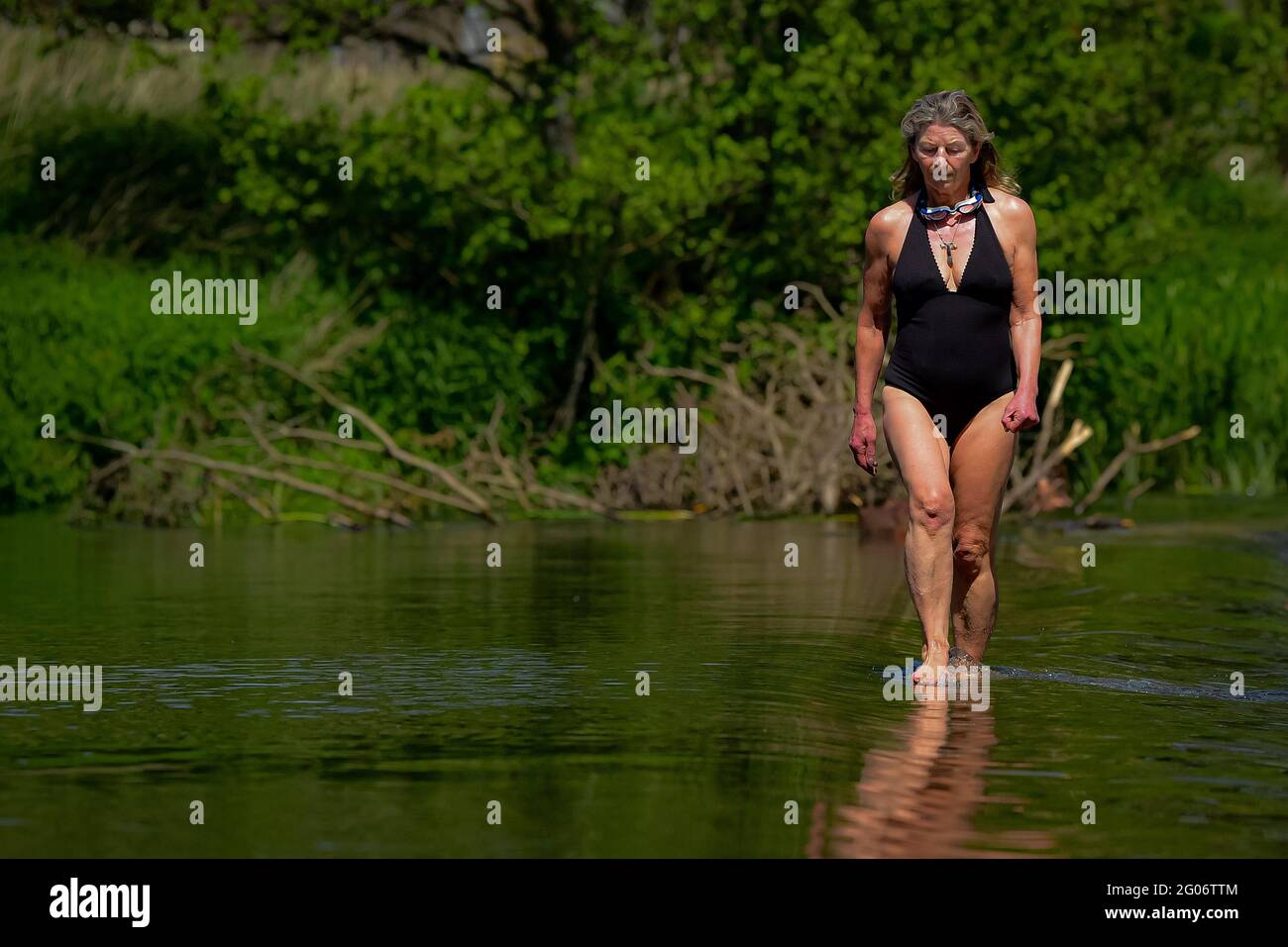 Un nageur traverse le sommet de Warleigh Weir, Bath, le premier jour de l'été météorologique. Date de la photo: Mardi 1er juin 2021. Banque D'Images