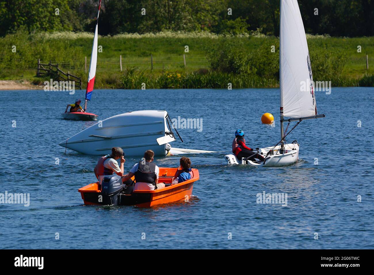 Ashford, Kent, Royaume-Uni. 01 juin 2021. Météo au Royaume-Uni : lacs Conningbrook où les gens peuvent venir profiter du parc et apprendre à naviguer et à paddle-board. L'un des voiliers s'est renversé. Crédit photo : Paul Lawrenson /Alay Live News Banque D'Images