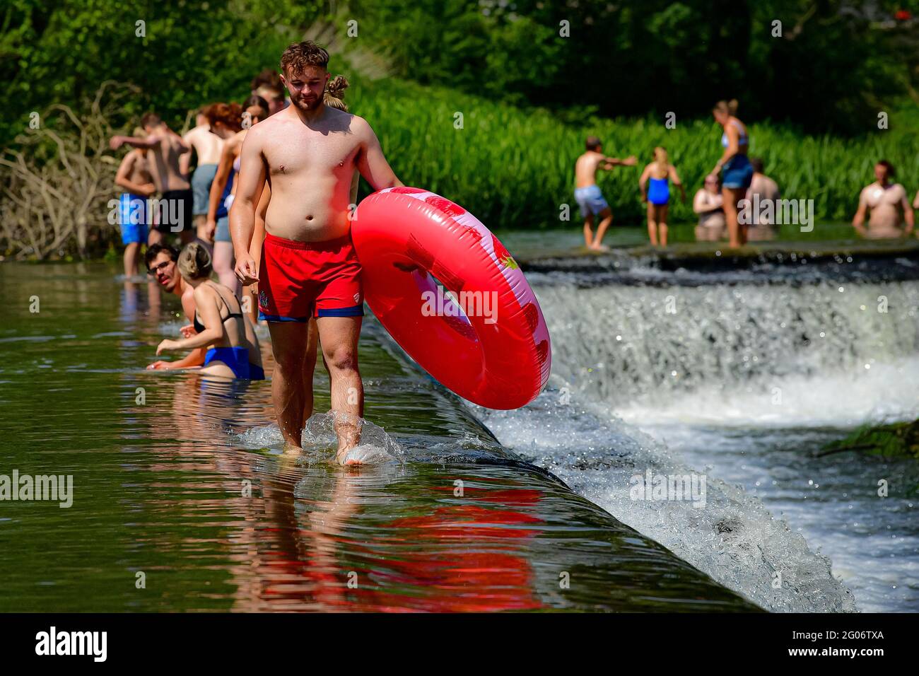 Les gens marchent sur le sommet de Warleigh Weir, Bath, le premier jour de l'été météorologique. Date de la photo: Mardi 1er juin 2021. Banque D'Images