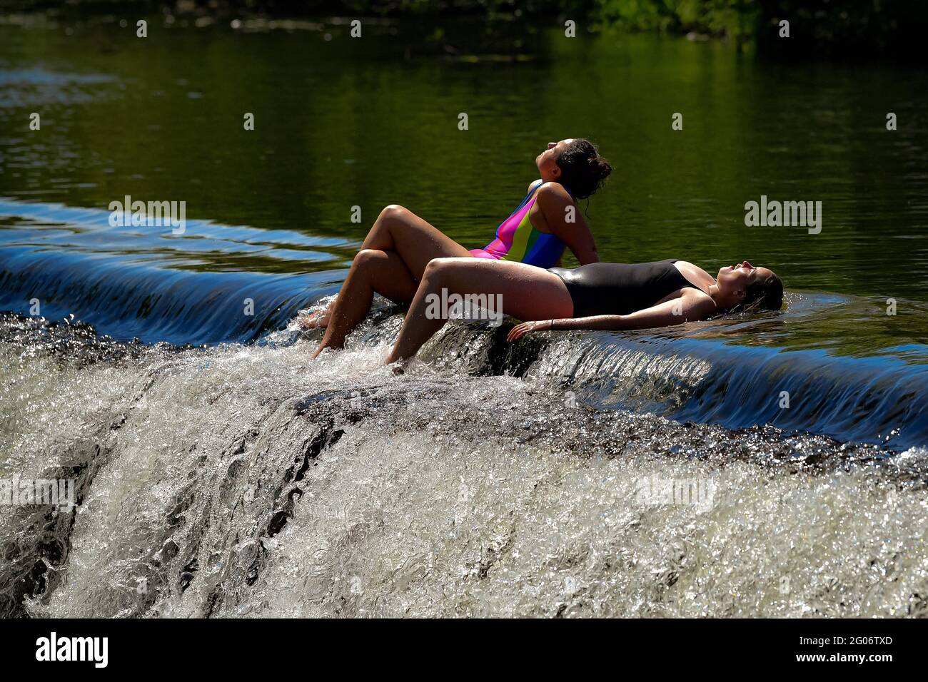 Les baigneurs de soleil se détendent par temps chaud à Warleigh Weir, Bath, le premier jour de l'été météorologique. Date de la photo: Mardi 1er juin 2021. Banque D'Images
