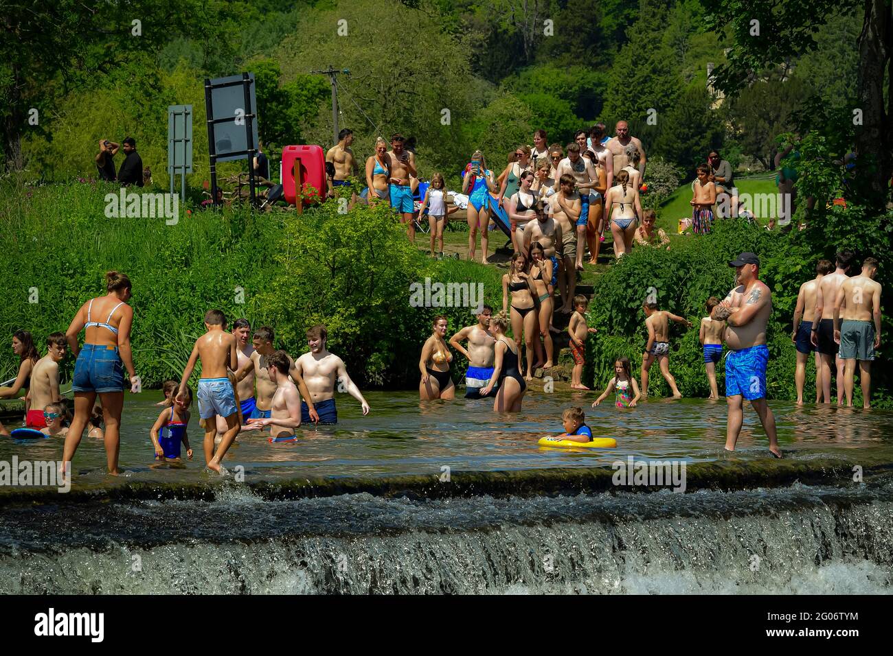 Les gens entrent dans l'eau froide par temps chaud à Warleigh Weir, Bath, le premier jour de l'été météorologique. Date de la photo: Mardi 1er juin 2021. Banque D'Images