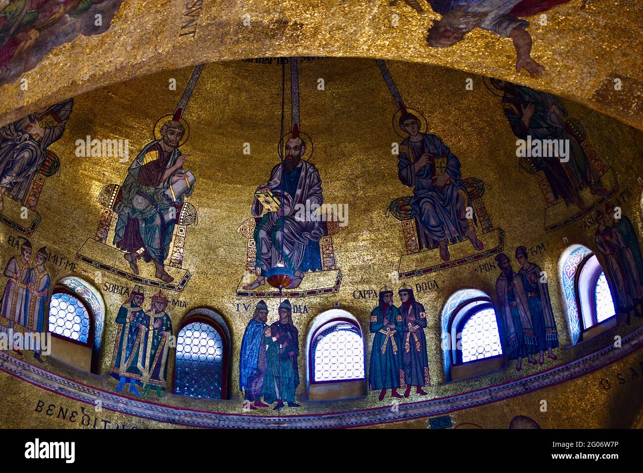 Dôme de San Marco en construction 2021, la belle mosaïque dorée soulage dans l'or et la lumière dans la Coppola du dôme Banque D'Images