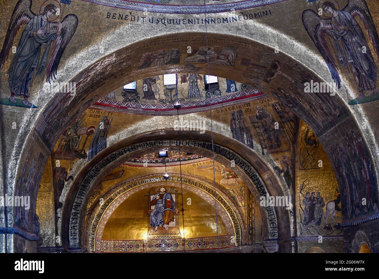 Dôme de San Marco en construction 2021, la belle mosaïque dorée soulage dans l'or et la lumière dans la Coppola du dôme Banque D'Images